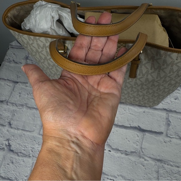 Michael Kors Met Center Stripe Carryall Tote in Vanilla/Gold - Picture 7 of 12